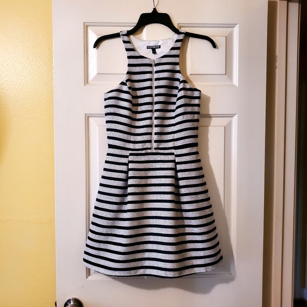 3/$15 Express Black & White Horizontal Lines Sleeveless Size 2